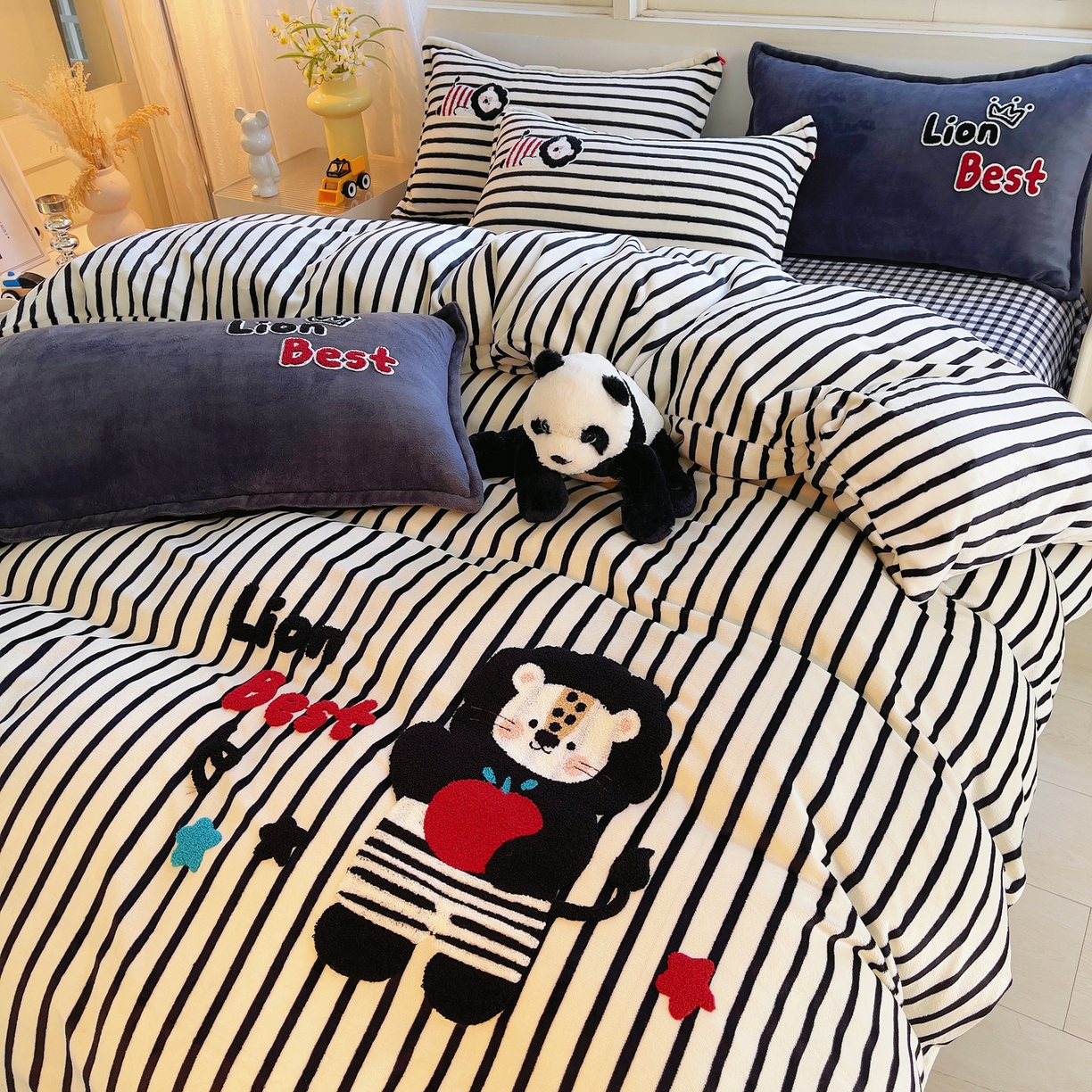 91家纺网 家纺一手货源 找家纺 炫拼家纺 2025新款高克重牛奶绒毛巾绣卡通四件套-可孚系列 可孚-狮王辛巴