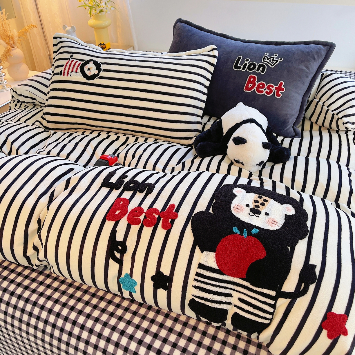 91家纺网 家纺一手货源 找家纺 炫拼家纺 2025新款高克重牛奶绒毛巾绣卡通四件套-可孚系列 可孚-狮王辛巴