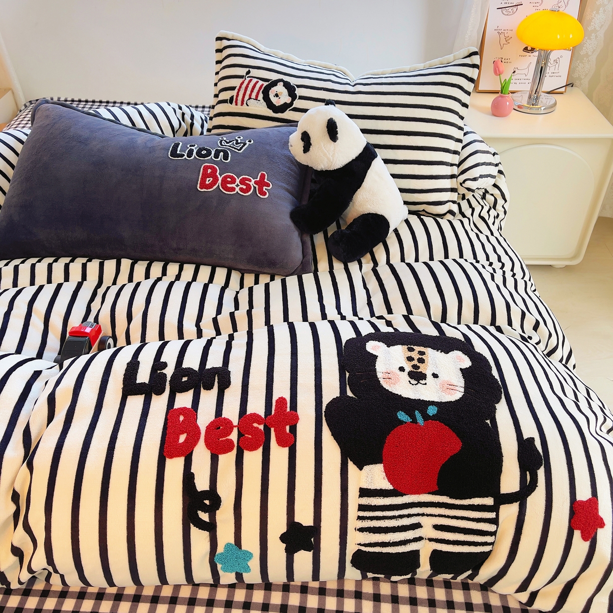 91家纺网 家纺一手货源 找家纺 炫拼家纺 2025新款高克重牛奶绒毛巾绣卡通四件套-可孚系列 可孚-狮王辛巴