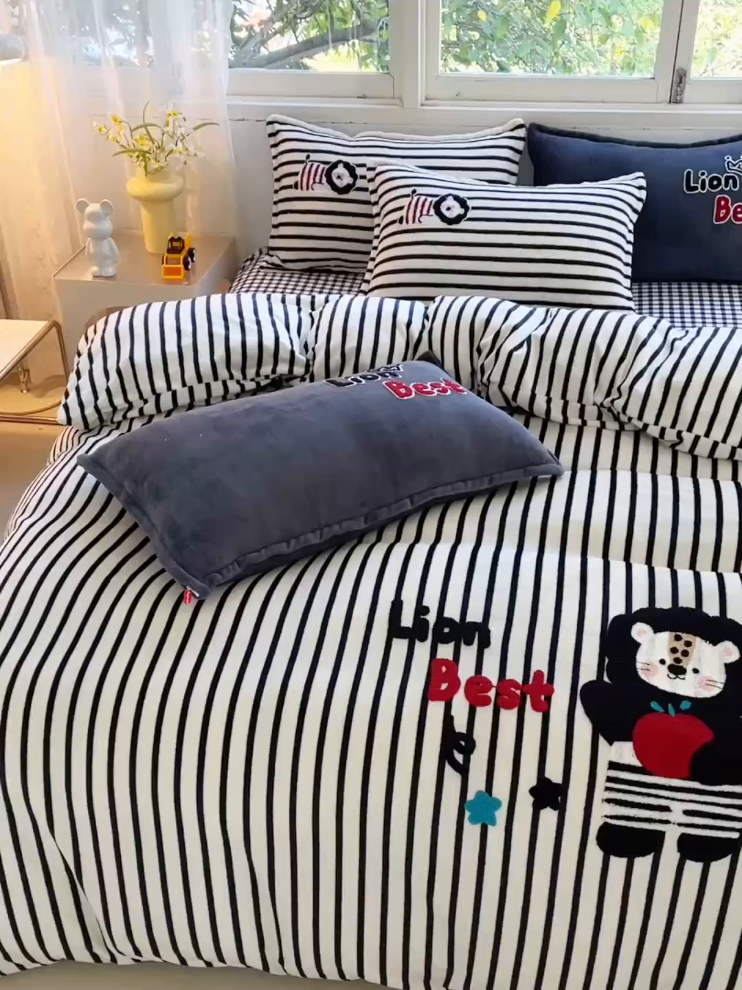 91家纺网 家纺一手货源 找家纺 炫拼家纺 2025新款高克重牛奶绒毛巾绣卡通四件套-可孚系列 可孚-狮王辛巴