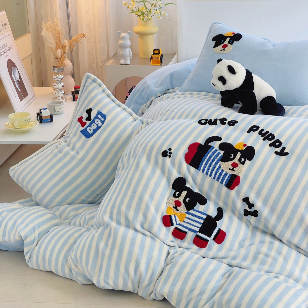 91家纺网 家纺一手货源 找家纺 炫拼家纺 2025新款高克重牛奶绒毛巾绣卡通四件套-可孚系列 可孚-条纹狗