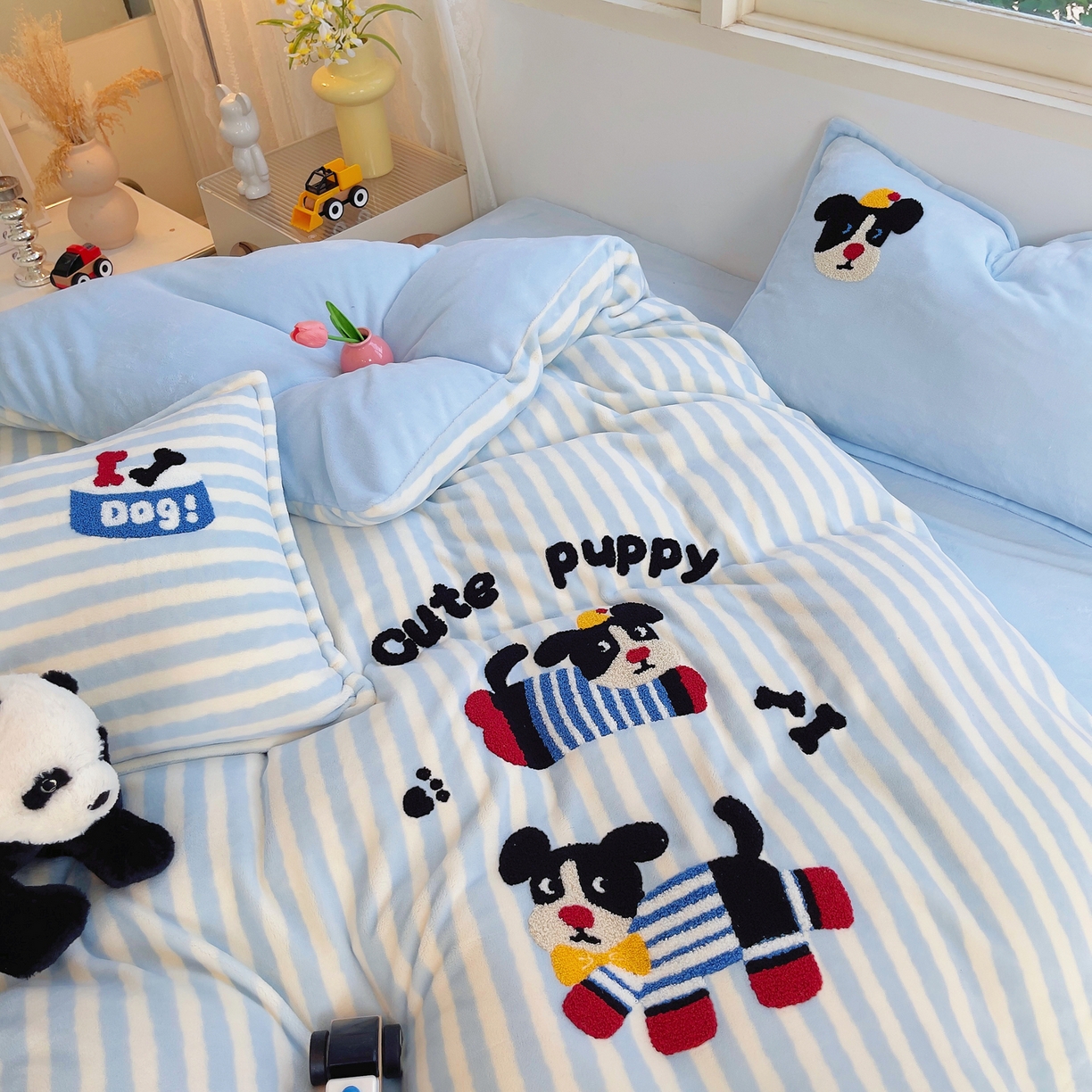 91家纺网 家纺一手货源 找家纺 炫拼家纺 2025新款高克重牛奶绒毛巾绣卡通四件套-可孚系列 可孚-条纹狗