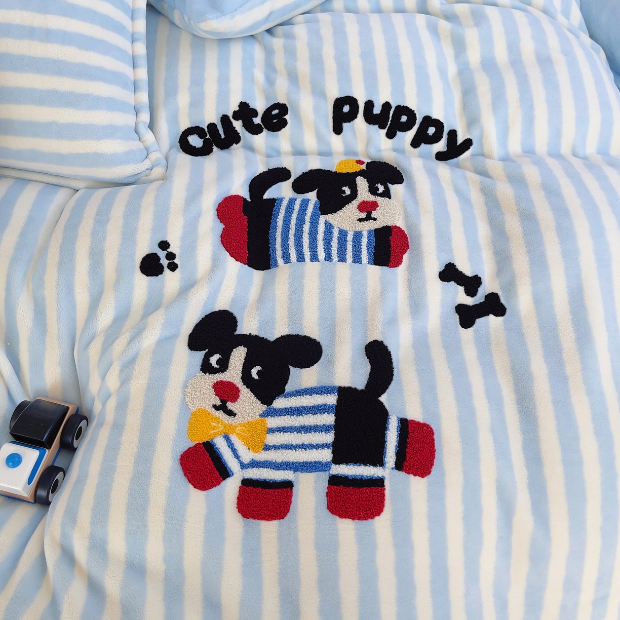 91家纺网 家纺一手货源 找家纺 炫拼家纺 2025新款高克重牛奶绒毛巾绣卡通四件套-可孚系列 可孚-条纹狗