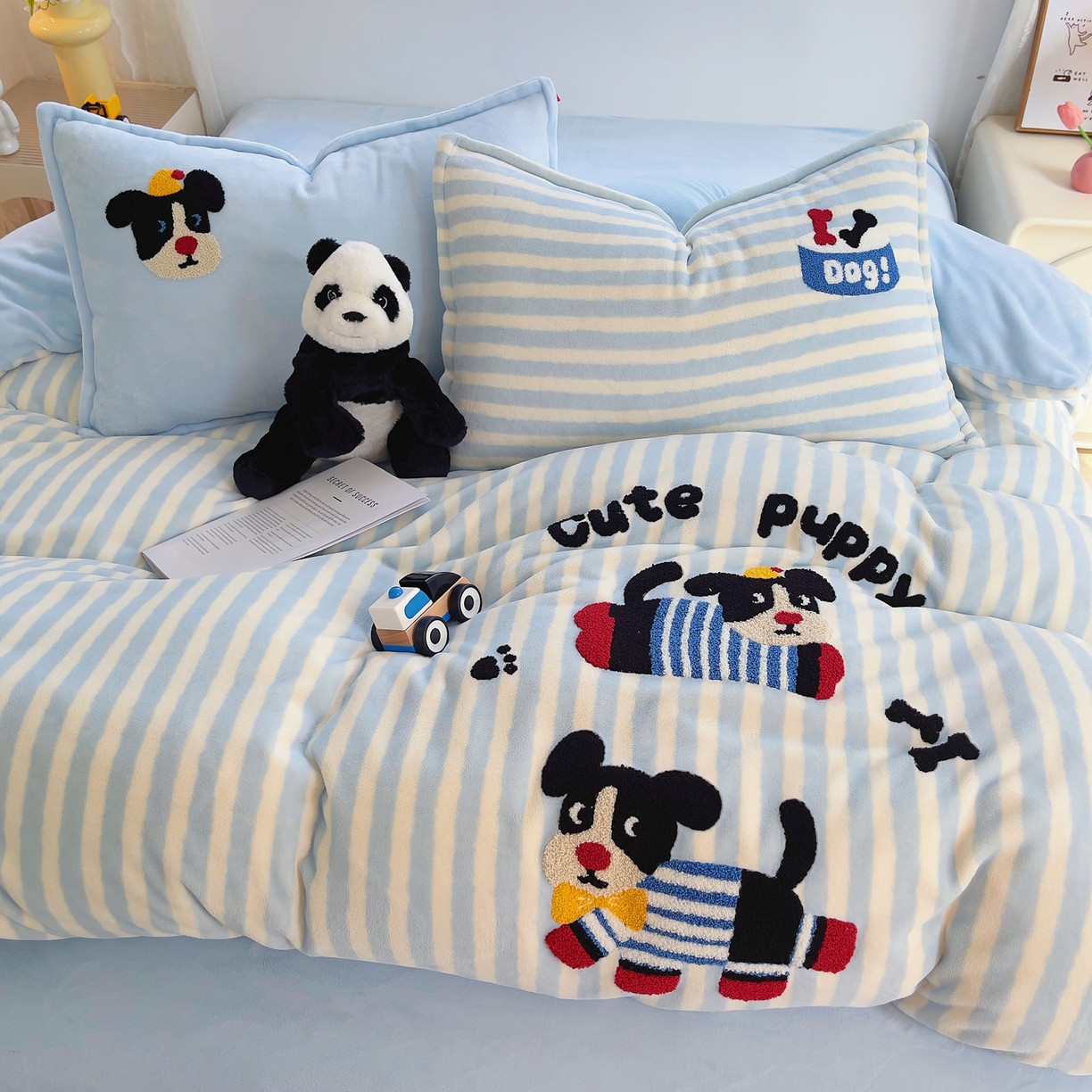 91家纺网 家纺一手货源 找家纺 炫拼家纺 2025新款高克重牛奶绒毛巾绣卡通四件套-可孚系列 可孚-条纹狗