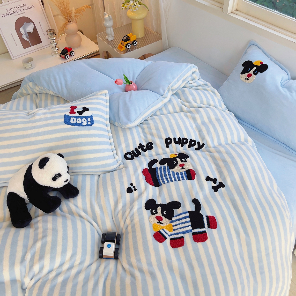 91家纺网 家纺一手货源 找家纺 炫拼家纺 2025新款高克重牛奶绒毛巾绣卡通四件套-可孚系列 可孚-条纹狗