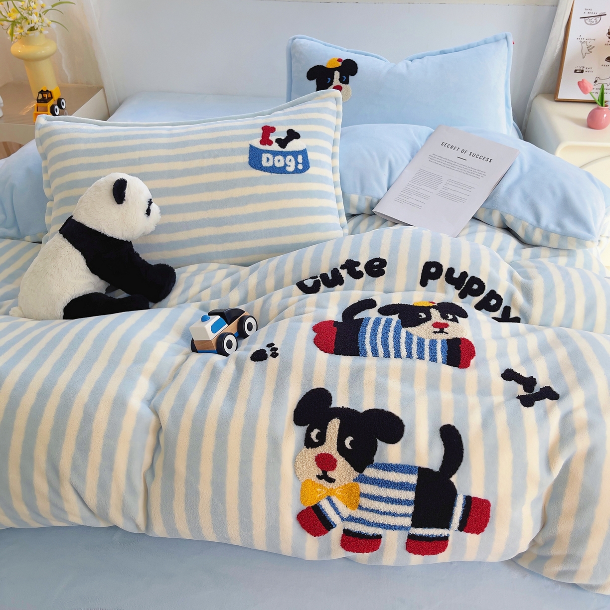 91家纺网 家纺一手货源 找家纺 炫拼家纺 2025新款高克重牛奶绒毛巾绣卡通四件套-可孚系列 可孚-条纹狗