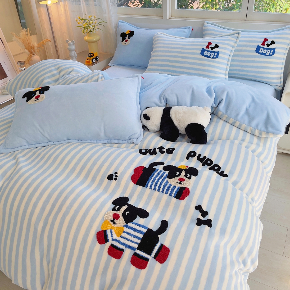 91家纺网 家纺一手货源 找家纺 炫拼家纺 2025新款高克重牛奶绒毛巾绣卡通四件套-可孚系列 可孚-条纹狗