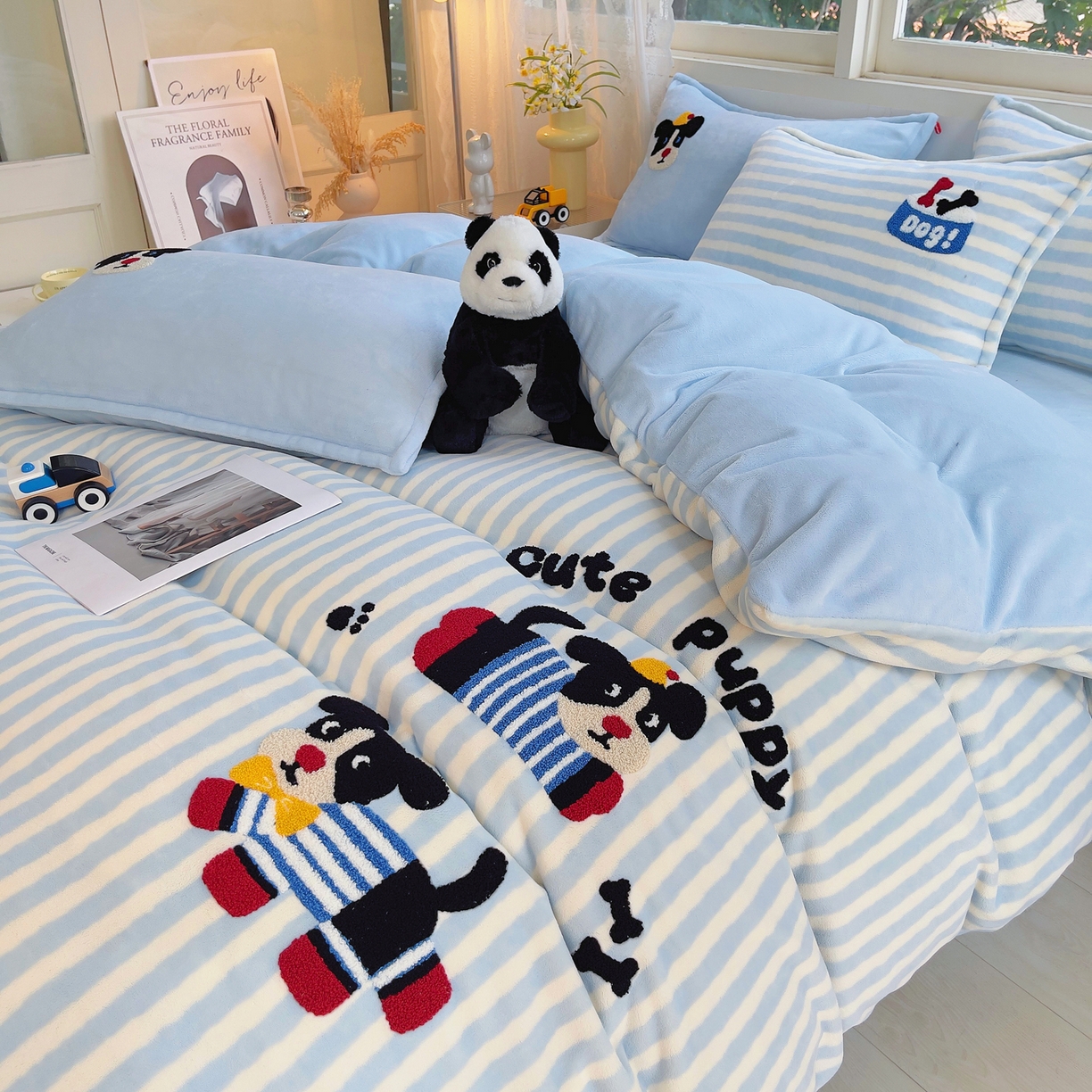 91家纺网 家纺一手货源 找家纺 炫拼家纺 2025新款高克重牛奶绒毛巾绣卡通四件套-可孚系列 可孚-条纹狗