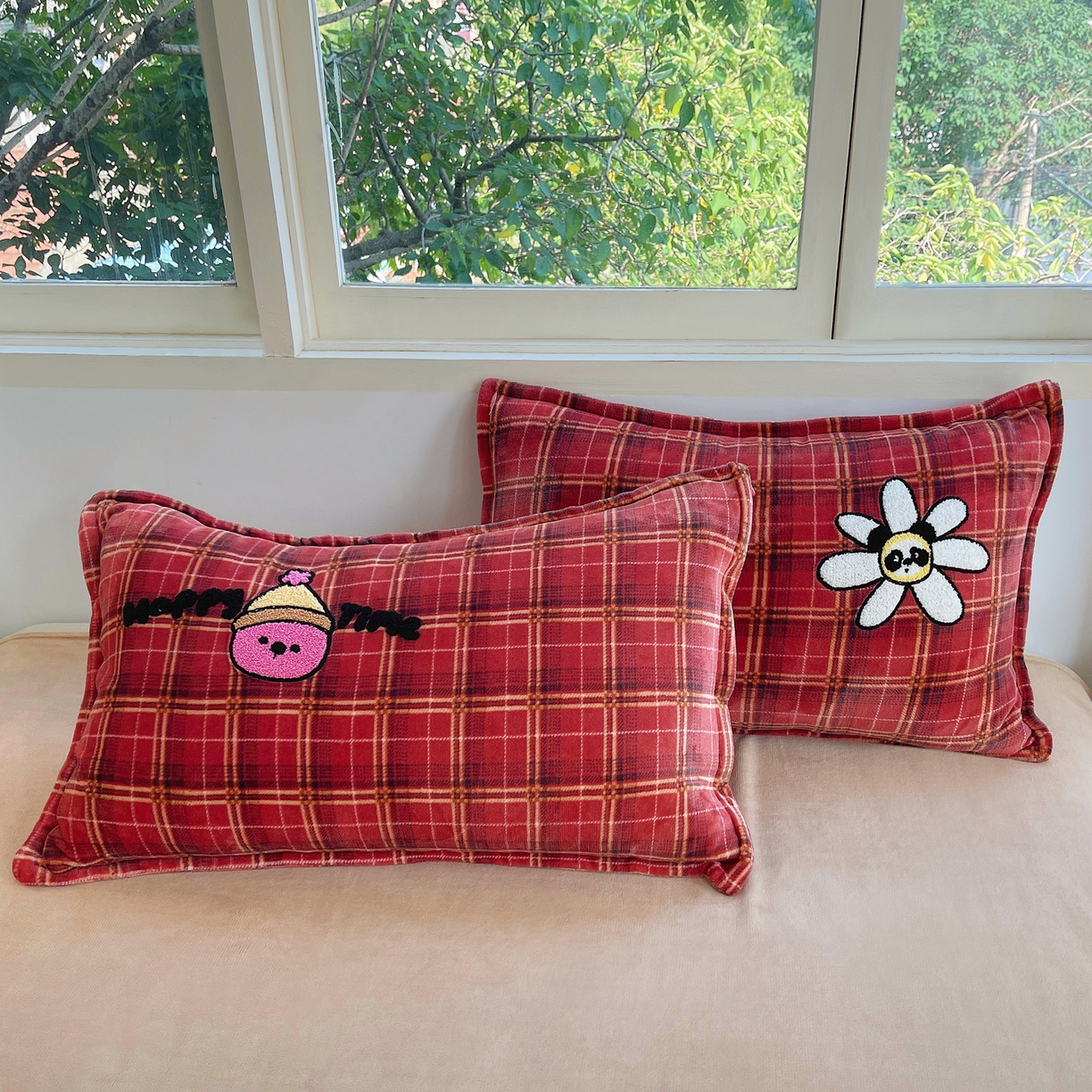 91家纺网 家纺一手货源 找家纺 炫拼家纺 2025新款高克重牛奶绒毛巾绣卡通四件套-可孚系列 可孚-阳光熊猫-红