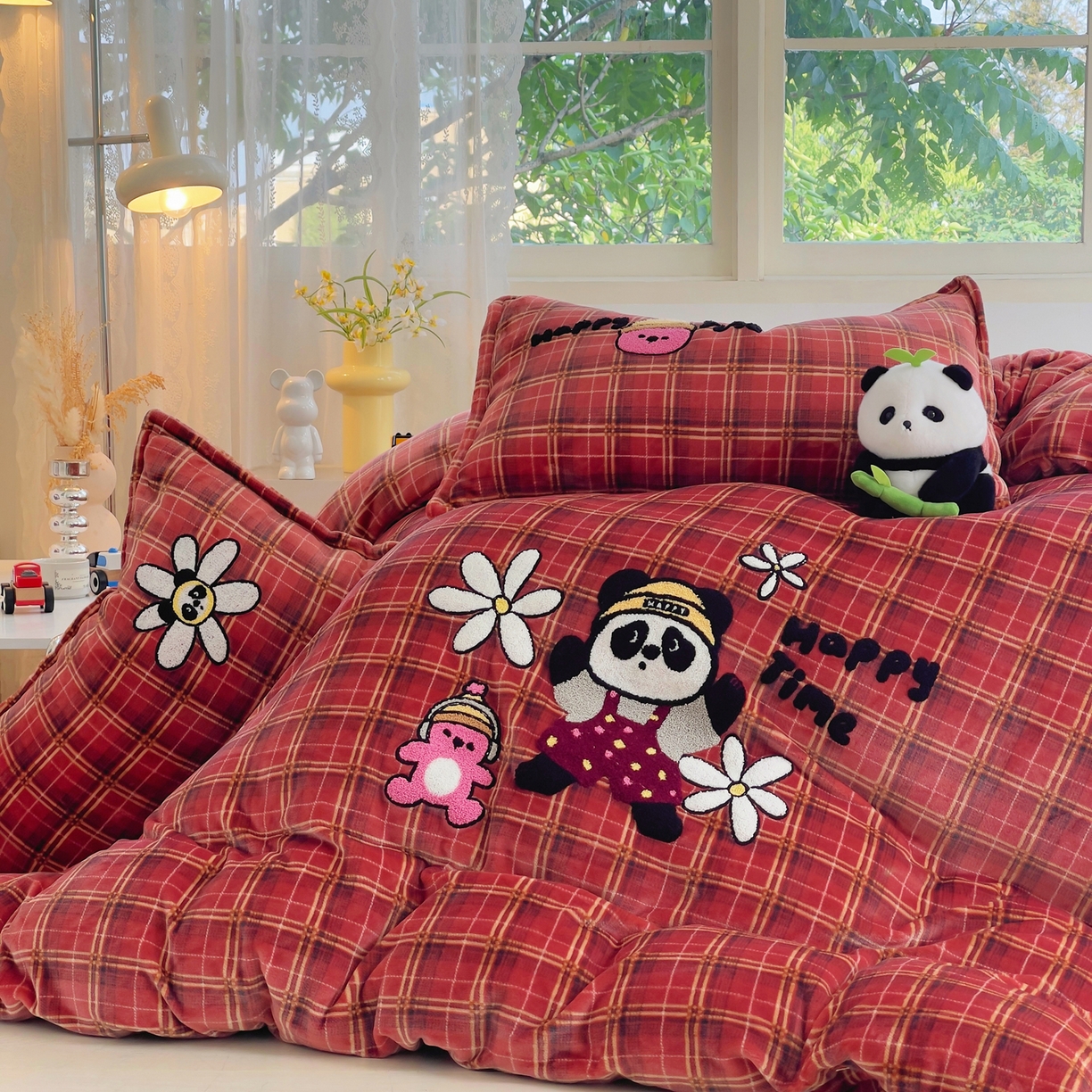 91家纺网 家纺一手货源 找家纺 炫拼家纺 2025新款高克重牛奶绒毛巾绣卡通四件套-可孚系列 可孚-阳光熊猫-红