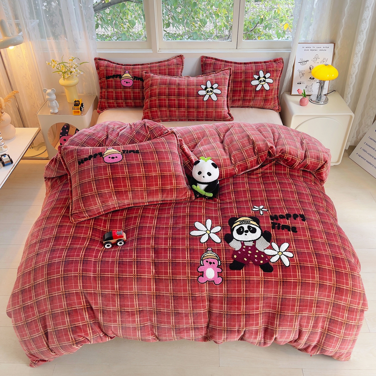 91家纺网 家纺一手货源 找家纺 炫拼家纺 2025新款高克重牛奶绒毛巾绣卡通四件套-可孚系列 可孚-阳光熊猫-红