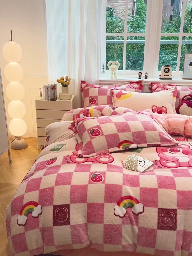 91家纺网 家纺一手货源 找家纺 韩巢家纺 2025新款高克重雪花绒牛奶绒四件套 欢乐小熊