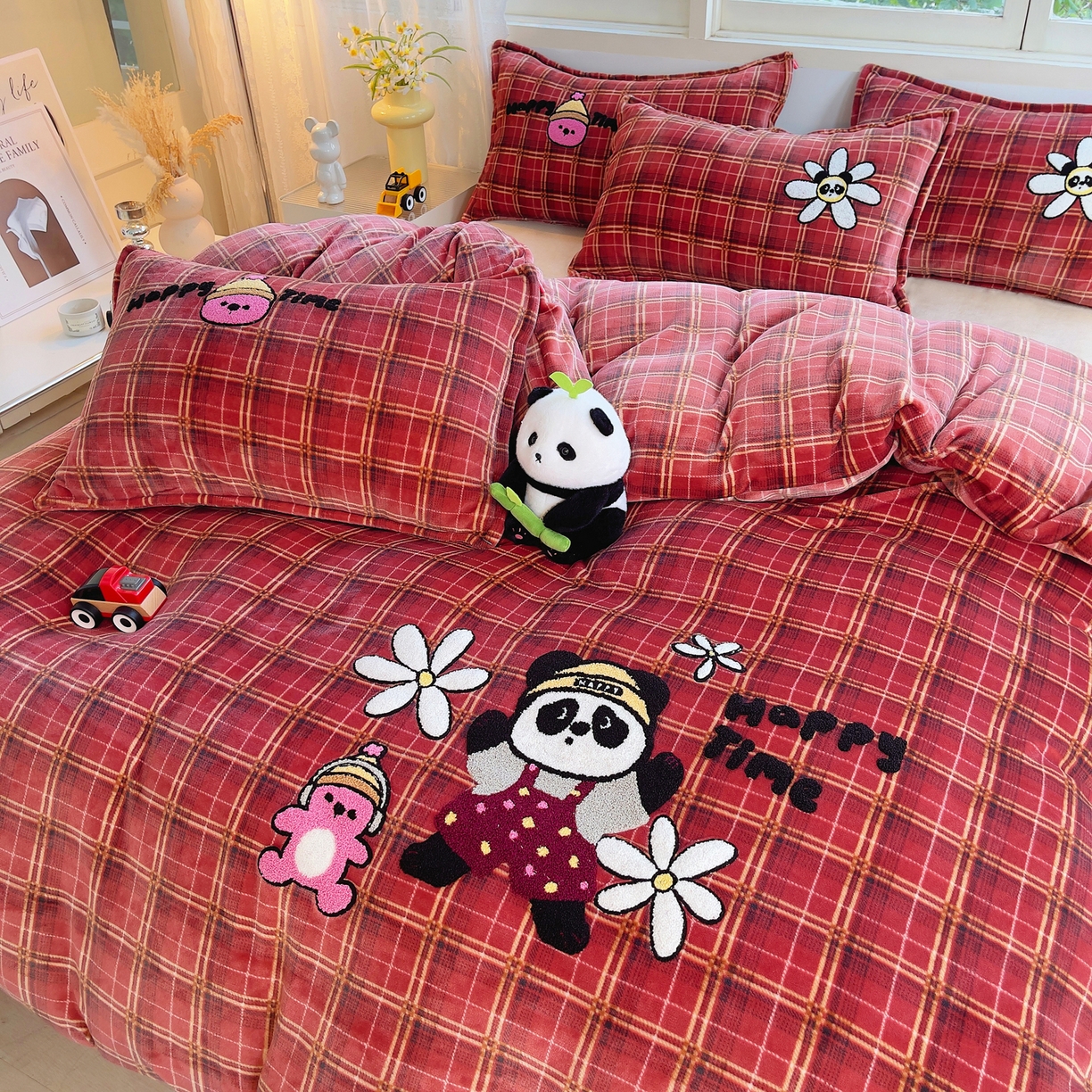 91家纺网 家纺一手货源 找家纺 炫拼家纺 2025新款高克重牛奶绒毛巾绣卡通四件套-可孚系列 可孚-阳光熊猫-红