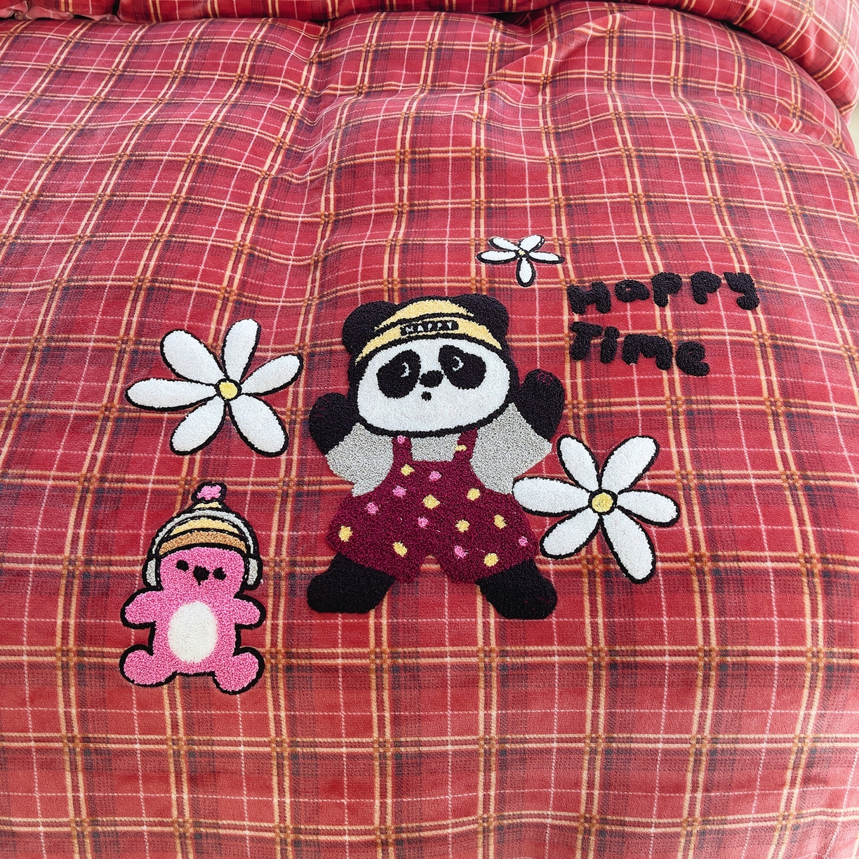 91家纺网 家纺一手货源 找家纺 炫拼家纺 2025新款高克重牛奶绒毛巾绣卡通四件套-可孚系列 可孚-阳光熊猫-红