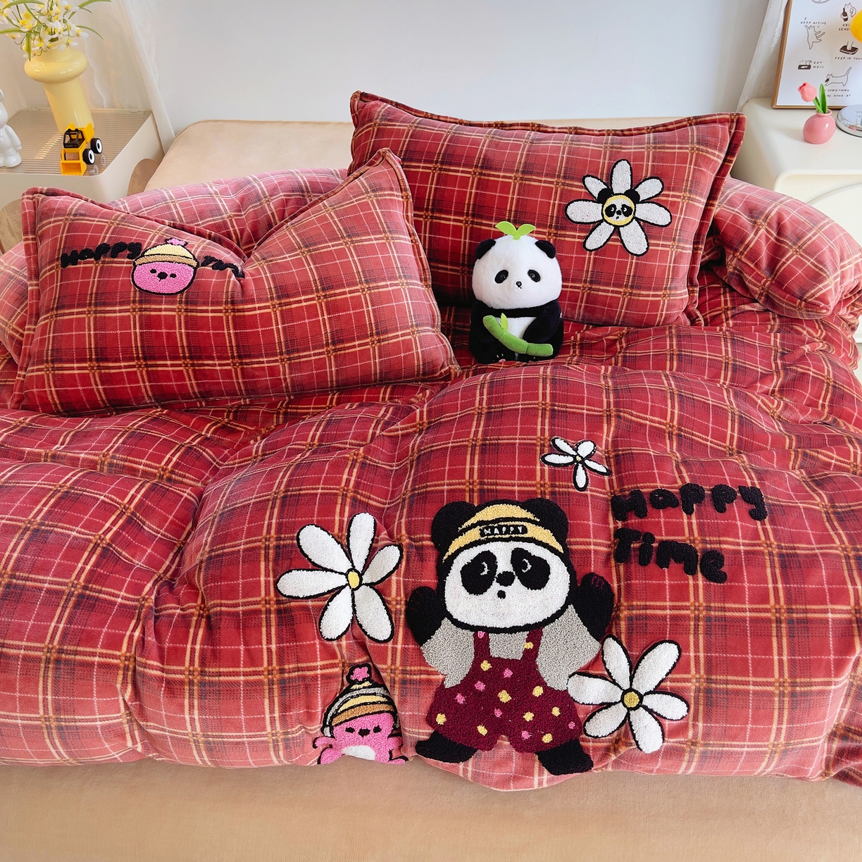 91家纺网 家纺一手货源 找家纺 炫拼家纺 2025新款高克重牛奶绒毛巾绣卡通四件套-可孚系列 可孚-阳光熊猫-红