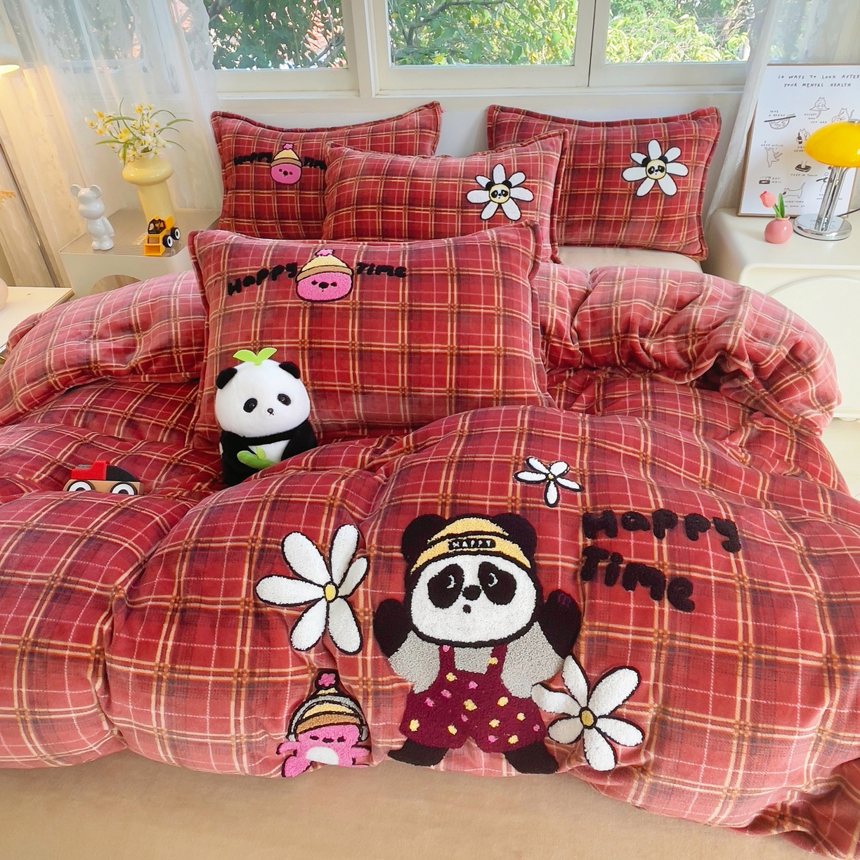 91家纺网 家纺一手货源 找家纺 炫拼家纺 2025新款高克重牛奶绒毛巾绣卡通四件套-可孚系列 可孚-阳光熊猫-红