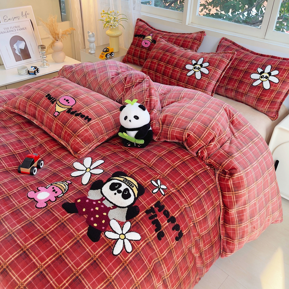 91家纺网 家纺一手货源 找家纺 炫拼家纺 2025新款高克重牛奶绒毛巾绣卡通四件套-可孚系列 可孚-阳光熊猫-红