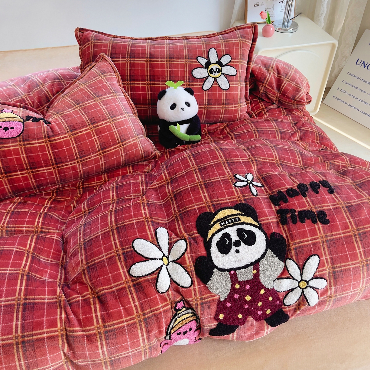 91家纺网 家纺一手货源 找家纺 炫拼家纺 2025新款高克重牛奶绒毛巾绣卡通四件套-可孚系列 可孚-阳光熊猫-红