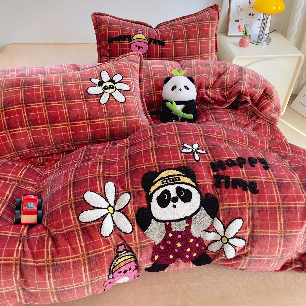 91家纺网 家纺一手货源 找家纺 炫拼家纺 2025新款高克重牛奶绒毛巾绣卡通四件套-可孚系列 可孚-阳光熊猫-红