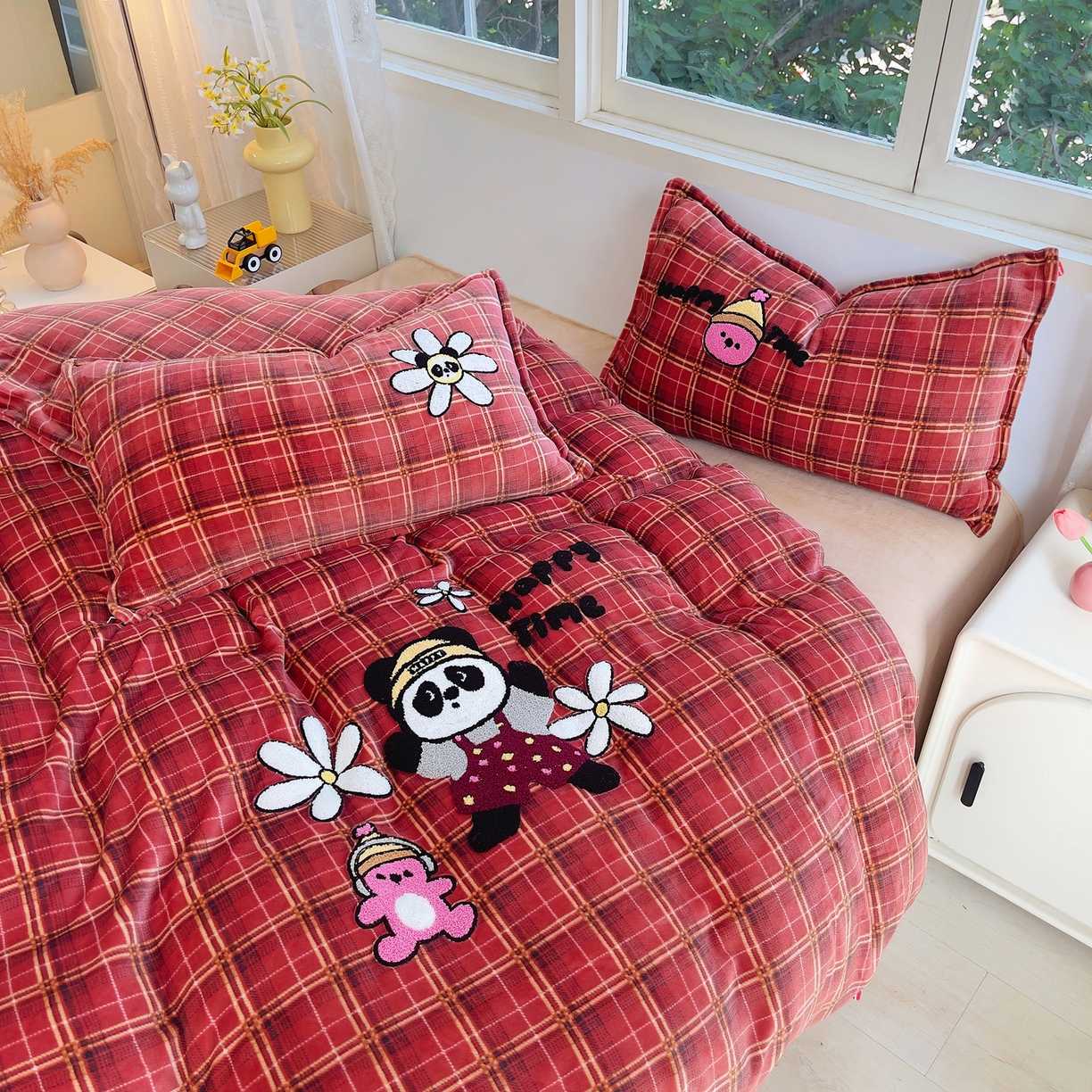 91家纺网 家纺一手货源 找家纺 炫拼家纺 2025新款高克重牛奶绒毛巾绣卡通四件套-可孚系列 可孚-阳光熊猫-红