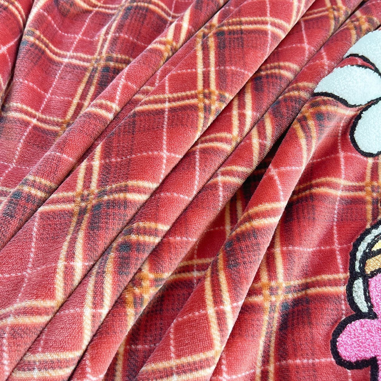 91家纺网 家纺一手货源 找家纺 炫拼家纺 2025新款高克重牛奶绒毛巾绣卡通四件套-可孚系列 可孚-阳光熊猫-红