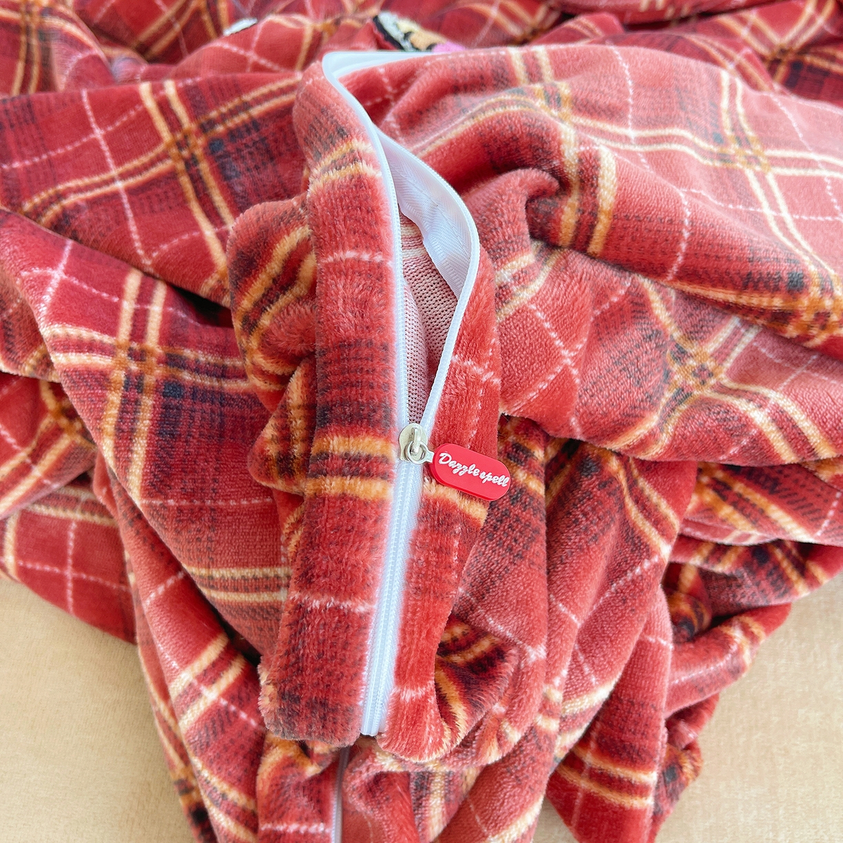 91家纺网 家纺一手货源 找家纺 炫拼家纺 2025新款高克重牛奶绒毛巾绣卡通四件套-可孚系列 可孚-阳光熊猫-红