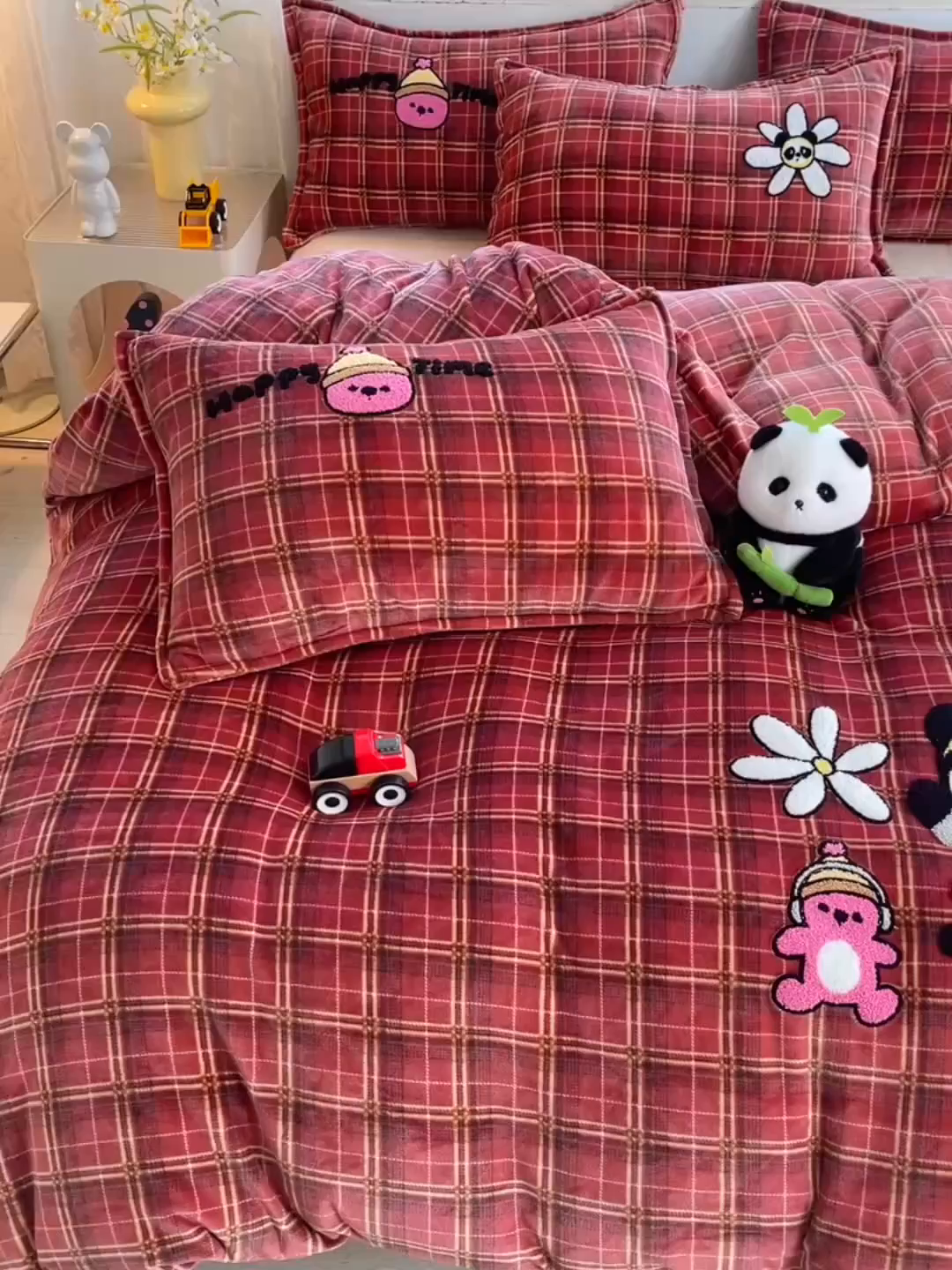 91家纺网 家纺一手货源 找家纺 炫拼家纺 2025新款高克重牛奶绒毛巾绣卡通四件套-可孚系列 可孚-阳光熊猫-红