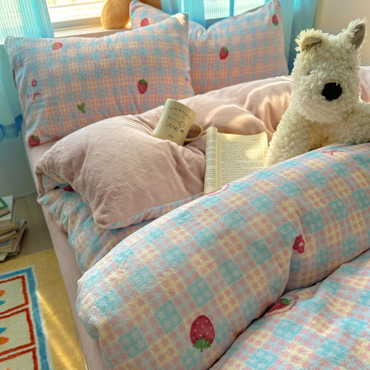 91家纺网 家纺一手货源 找家纺 繁花家居 2025新款小清新180克跑量款牛奶绒三件套四件套 草莓星星