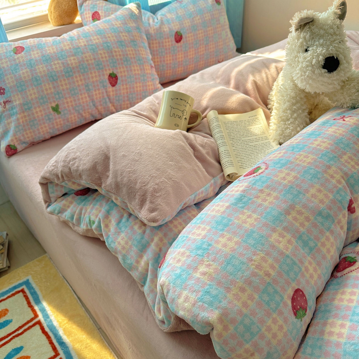 91家纺网 家纺一手货源 找家纺 繁花家居 2025新款小清新180克跑量款牛奶绒三件套四件套 草莓星星