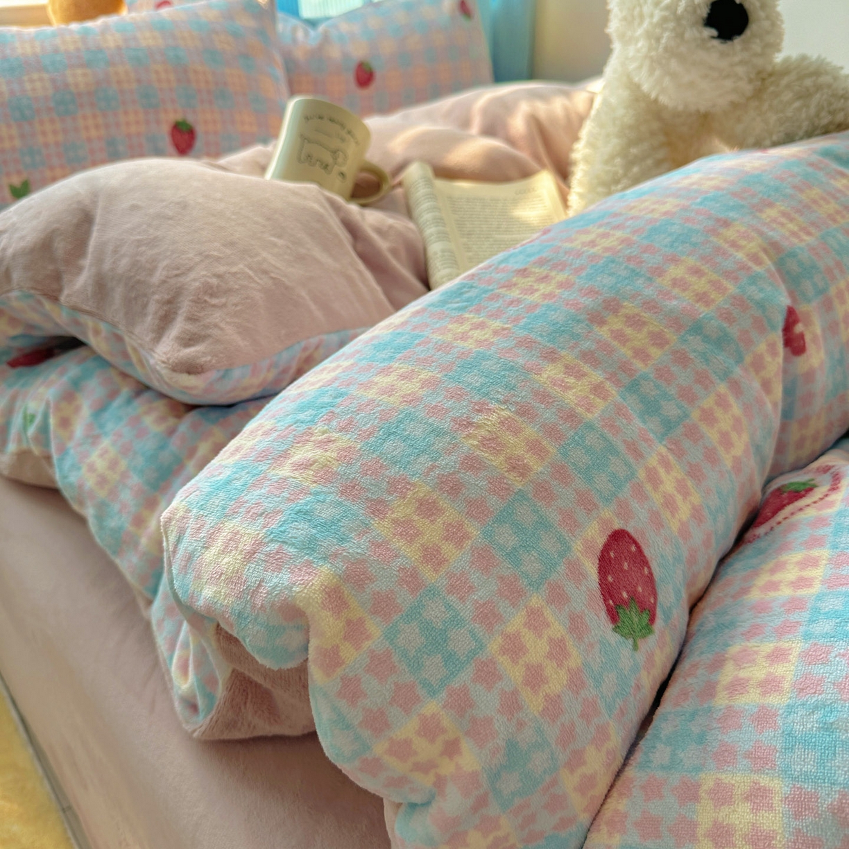 91家纺网 家纺一手货源 找家纺 繁花家居 2025新款小清新180克跑量款牛奶绒三件套四件套 草莓星星