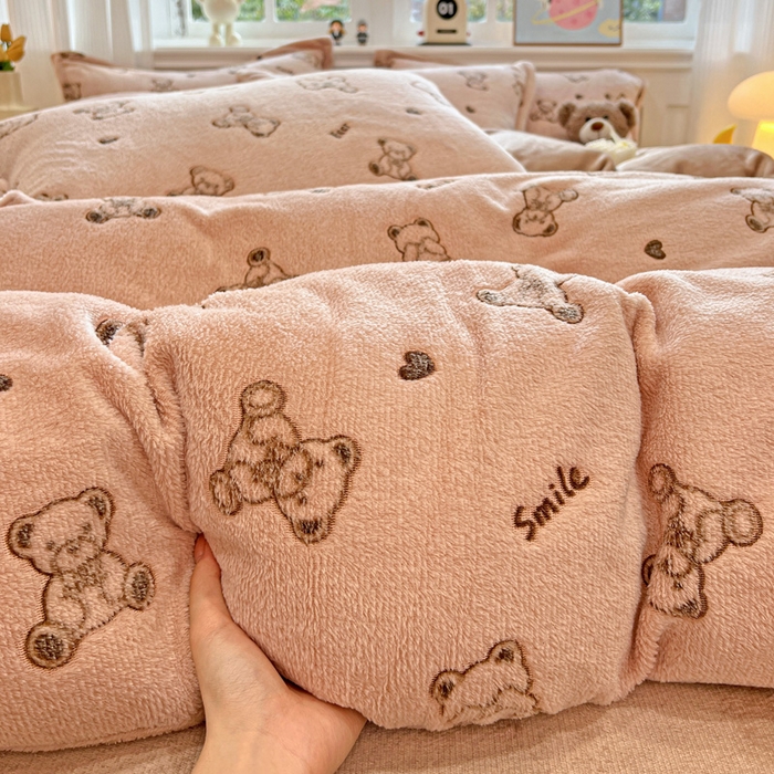 91家纺网 家纺一手货源 找家纺 韩巢家纺 2025新款高克重雪花绒牛奶绒四件套 咖色熊