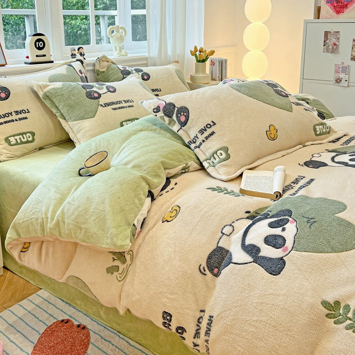 91家纺网 家纺一手货源 找家纺 韩巢家纺 2025新款高克重雪花绒牛奶绒四件套 快乐熊猫