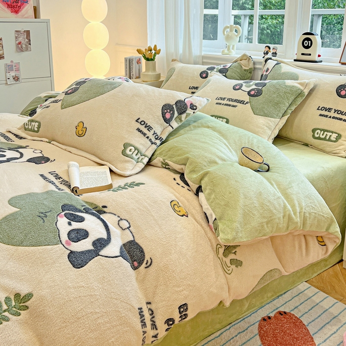 91家纺网 家纺一手货源 找家纺 韩巢家纺 2025新款高克重雪花绒牛奶绒四件套 快乐熊猫