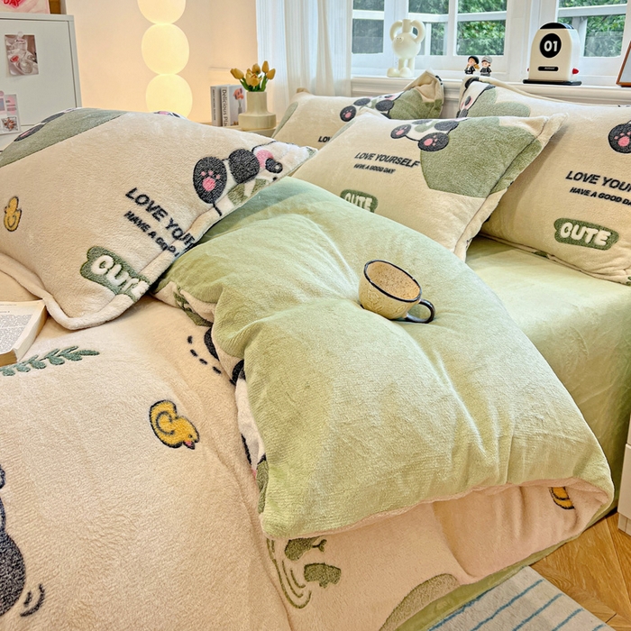 91家纺网 家纺一手货源 找家纺 韩巢家纺 2025新款高克重雪花绒牛奶绒四件套 快乐熊猫