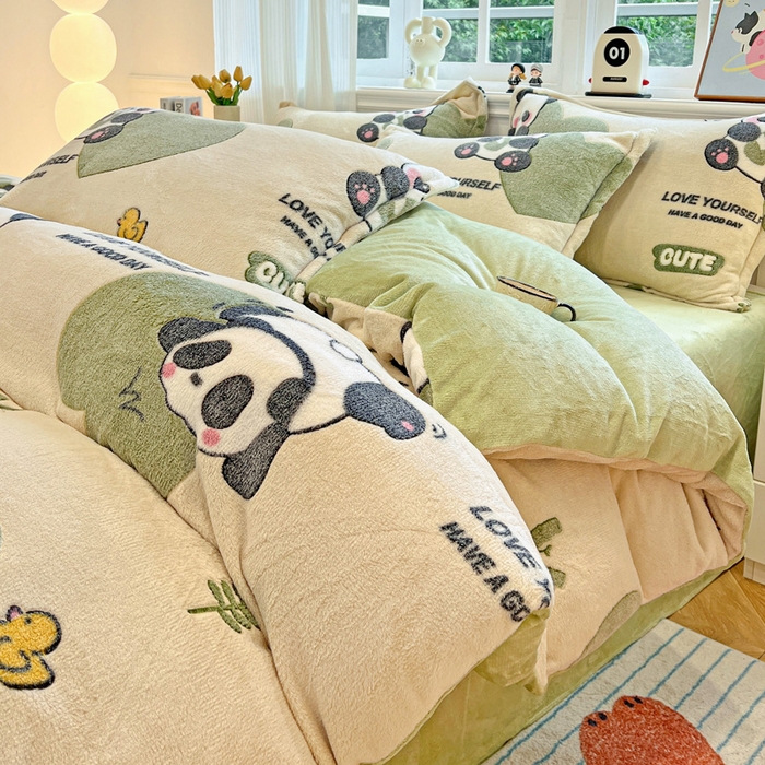 91家纺网 家纺一手货源 找家纺 韩巢家纺 2025新款高克重雪花绒牛奶绒四件套 快乐熊猫