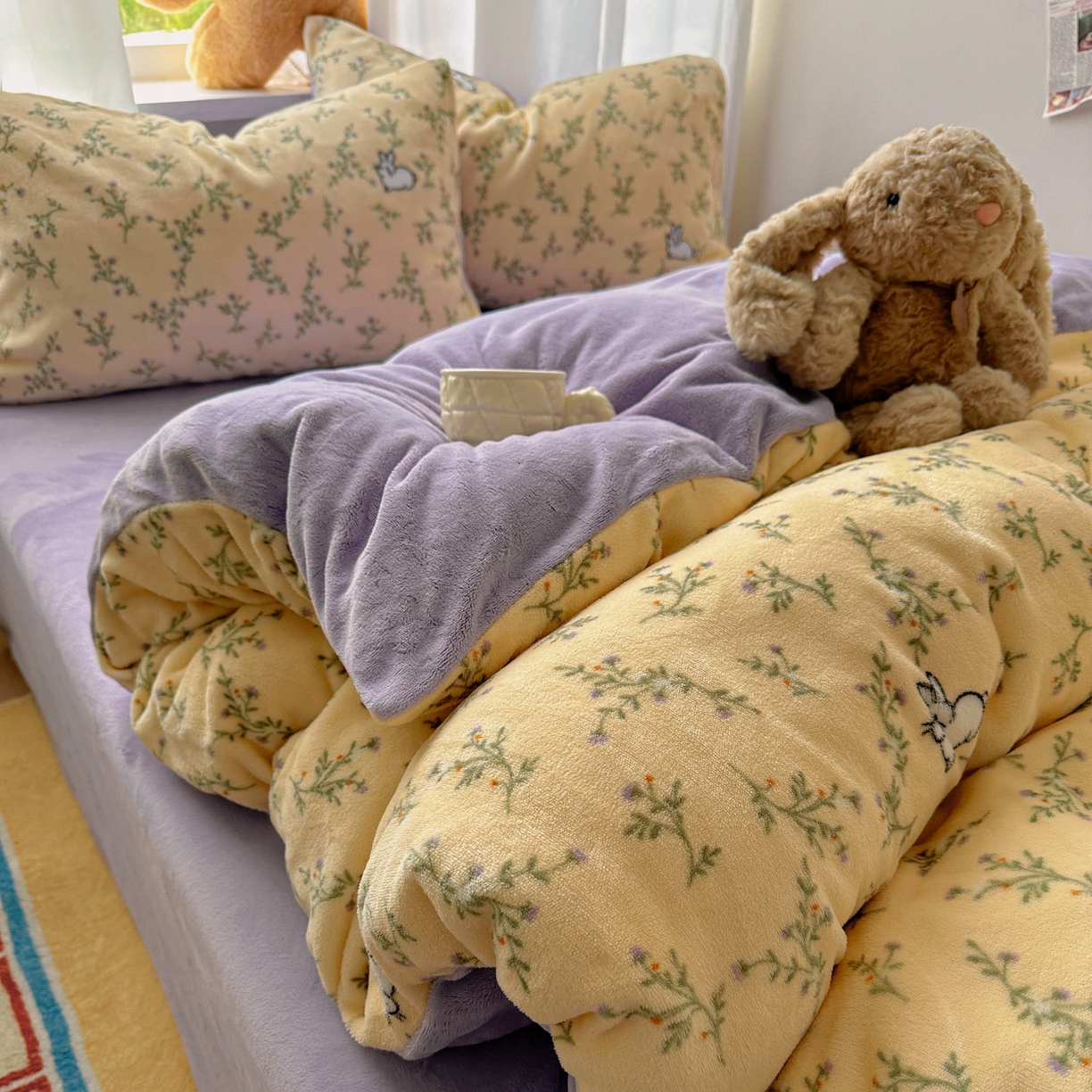 91家纺网 家纺一手货源 找家纺 繁花家居 2025新款小清新180克跑量款牛奶绒三件套四件套 花枝小兔