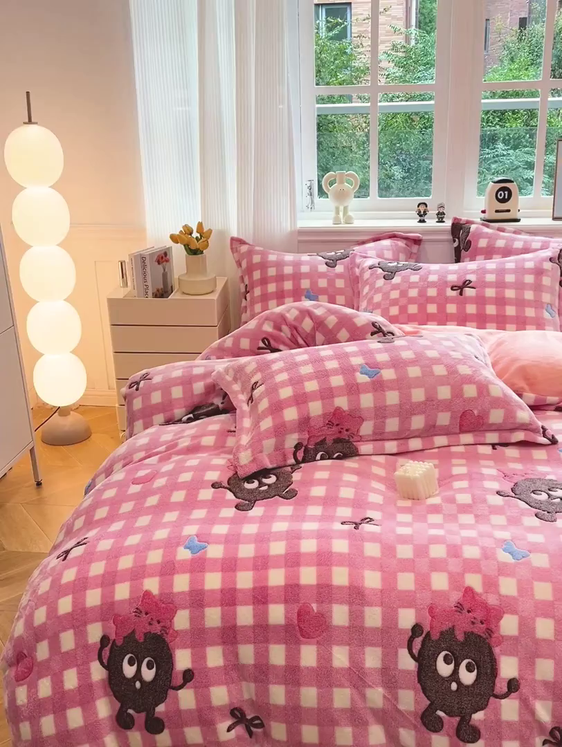 91家纺网 家纺一手货源 找家纺 韩巢家纺 2025新款高克重雪花绒牛奶绒四件套 煤小球（粉）