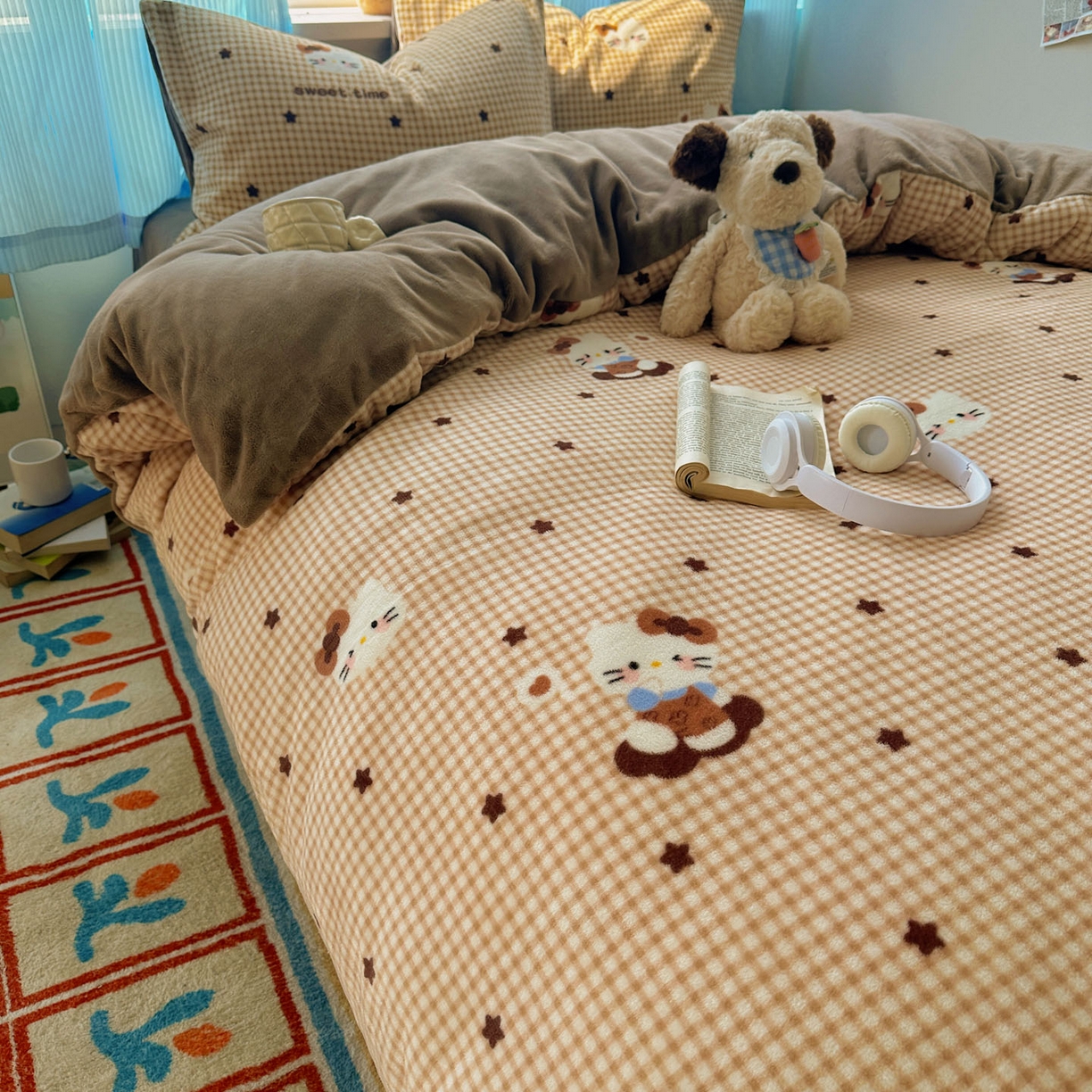 91家纺网 家纺一手货源 找家纺 繁花家居 2025新款小清新180克跑量款牛奶绒三件套四件套 咖星小猫