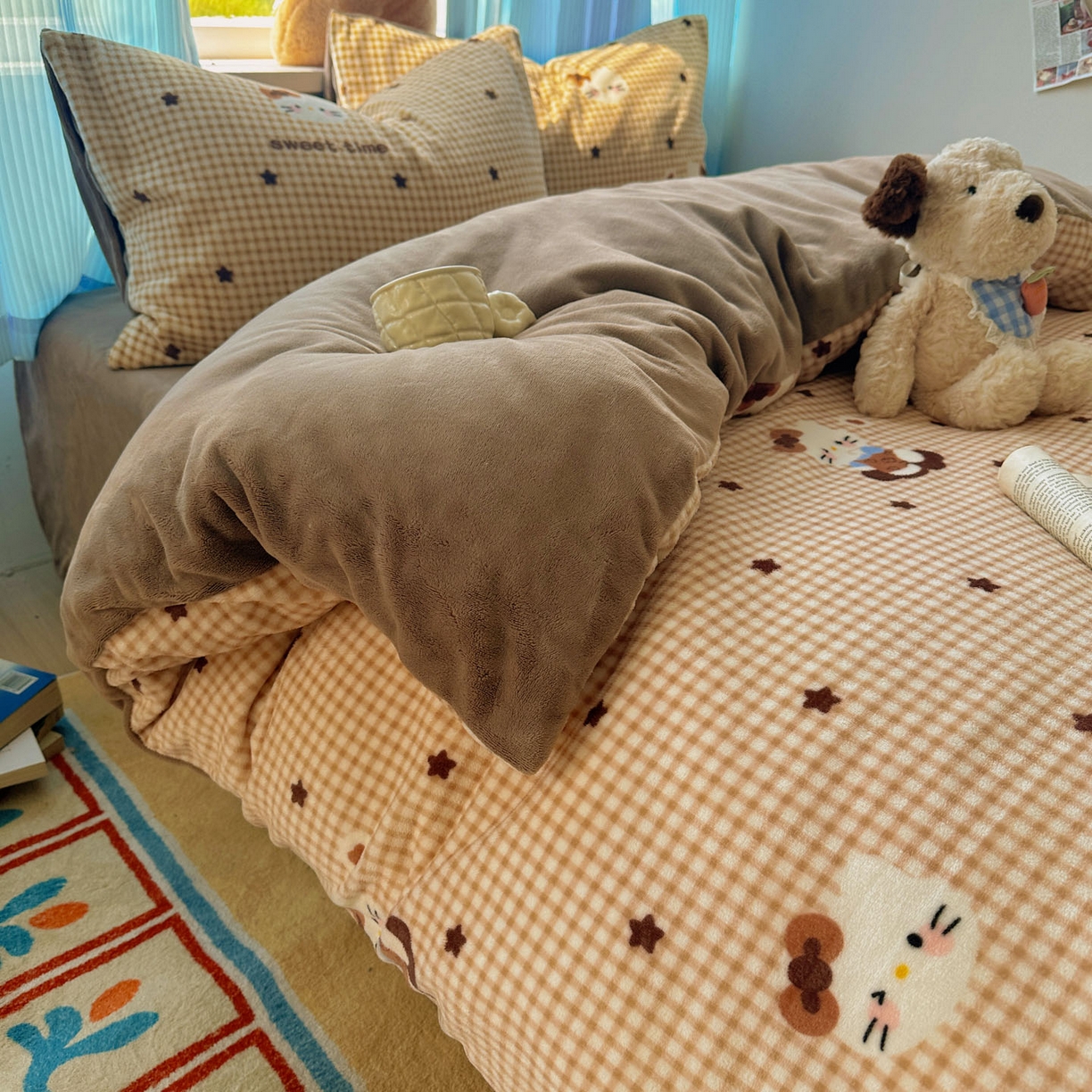 91家纺网 家纺一手货源 找家纺 繁花家居 2025新款小清新180克跑量款牛奶绒三件套四件套 咖星小猫