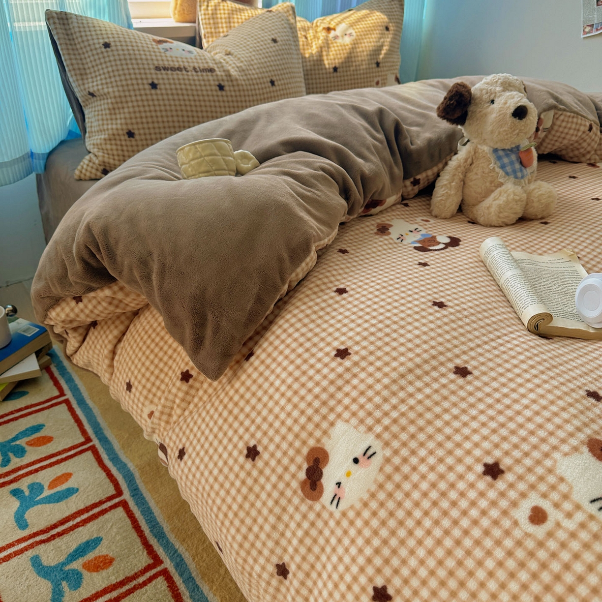 91家纺网 家纺一手货源 找家纺 繁花家居 2025新款小清新180克跑量款牛奶绒三件套四件套 咖星小猫