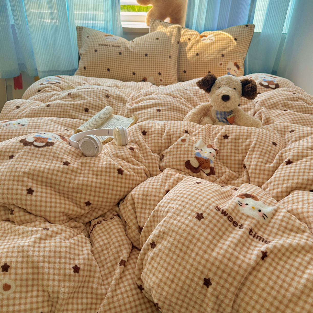 91家纺网 家纺一手货源 找家纺 繁花家居 2025新款小清新180克跑量款牛奶绒三件套四件套 咖星小猫