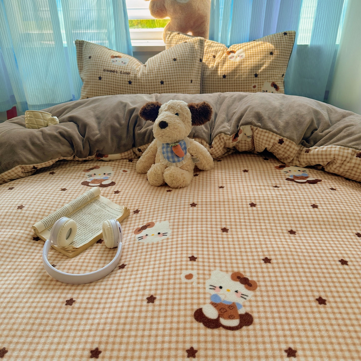 91家纺网 家纺一手货源 找家纺 繁花家居 2025新款小清新180克跑量款牛奶绒三件套四件套 咖星小猫