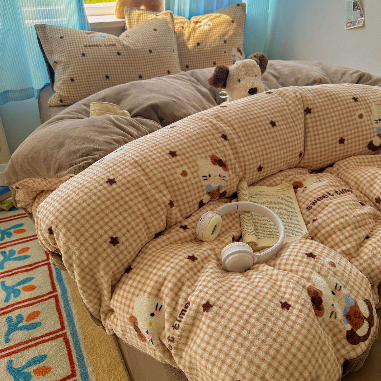 91家纺网 家纺一手货源 找家纺 繁花家居 2025新款小清新180克跑量款牛奶绒三件套四件套 咖星小猫