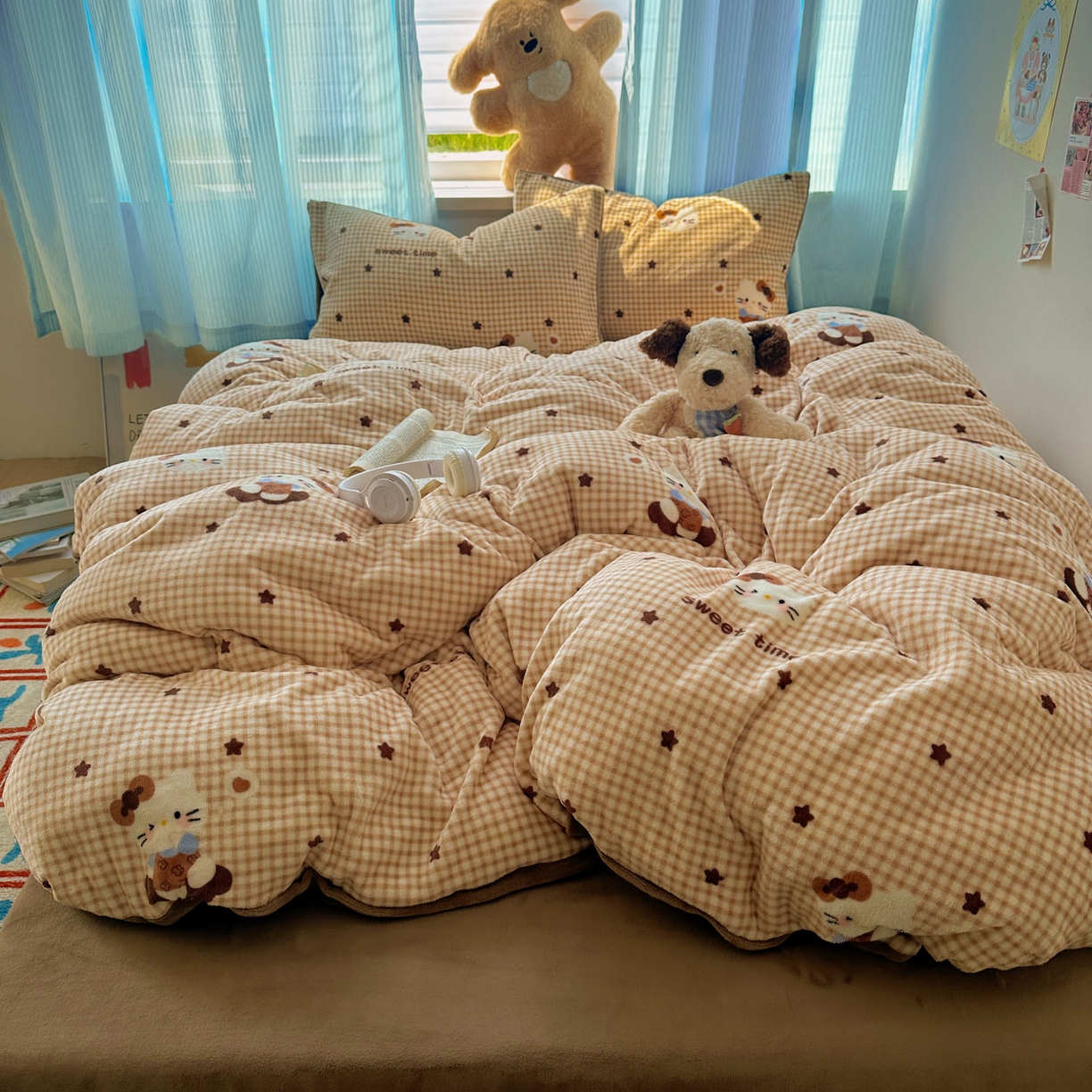 91家纺网 家纺一手货源 找家纺 繁花家居 2025新款小清新180克跑量款牛奶绒三件套四件套 咖星小猫