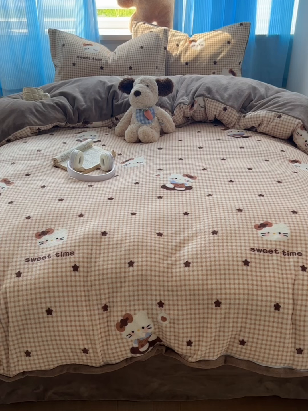 91家纺网 家纺一手货源 找家纺 繁花家居 2025新款小清新180克跑量款牛奶绒三件套四件套 咖星小猫