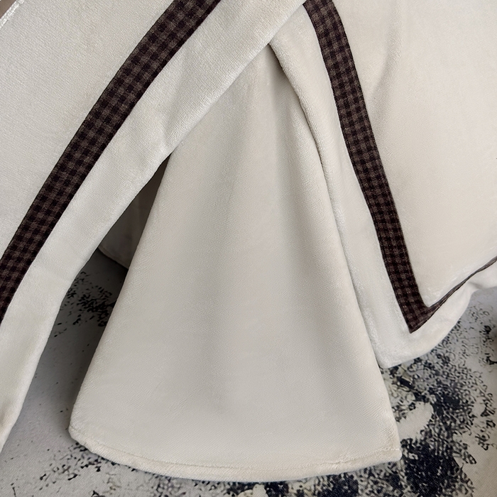 91家纺网 家纺一手货源 找家纺 （总）金喜 2025新款230克全消光牛奶四件套雕花绒四件套宽边圆角织带工艺款四件套-卡夫