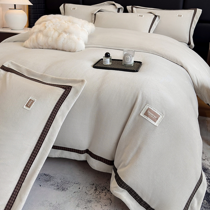 91家纺网 家纺一手货源 找家纺 （总）金喜 2025新款230克全消光牛奶四件套雕花绒四件套宽边圆角织带工艺款四件套-卡夫