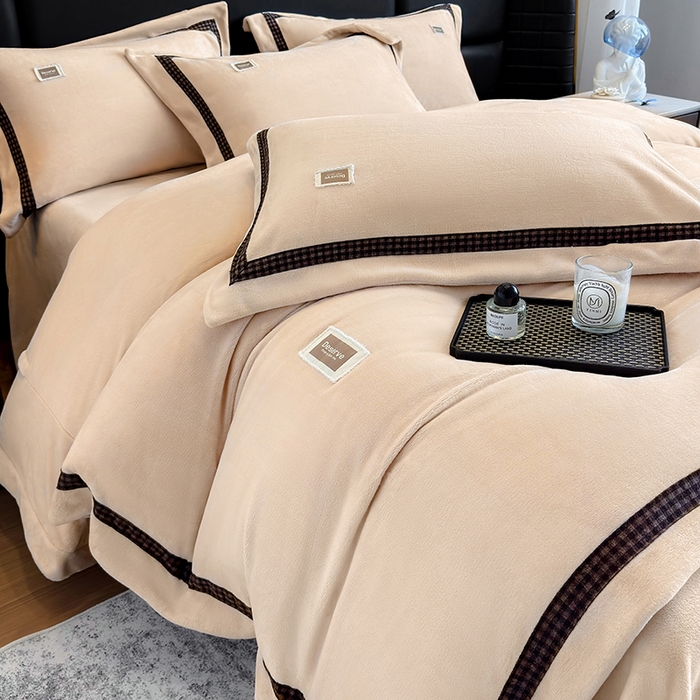 91家纺网 家纺一手货源 找家纺 金喜 2025新款230克全消光牛奶四件套雕花绒四件套宽边圆角织带工艺款四件套-卡夫 卡夫-香槟