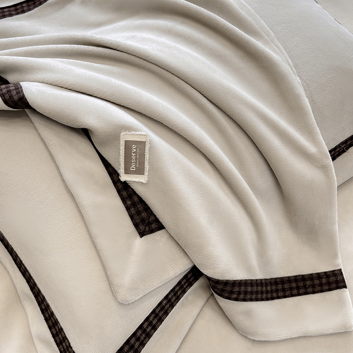 91家纺网 家纺一手货源 找家纺 （总）金喜 2025新款230克全消光牛奶四件套雕花绒四件套宽边圆角织带工艺款四件套-卡夫