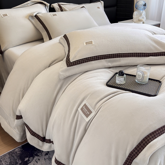 91家纺网 家纺一手货源 找家纺 金喜 2025新款230克全消光牛奶四件套雕花绒四件套宽边圆角织带工艺款四件套-卡夫 卡夫-棕咖